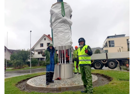 Høddmonumentet ble løftet på plass i dag