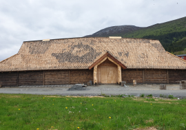 VIKINGHUSET PÅ  LEIRA I HJØRUNGAVÅG